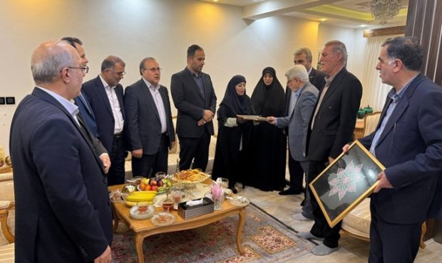 تجدید پیمان مسئولان گیلانی با خانواده‌ آزاده سرافراز مرحوم «آیت گنجی» در رشت