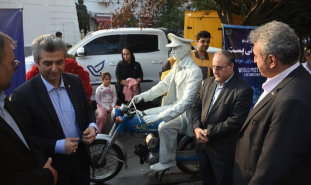 مجسمه پستچی در قلب شهر رشت